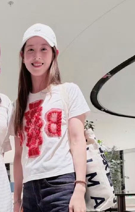 深圳咖啡店偶遇章泽天深圳咖啡店偶遇章泽天，状态好好，又白又瘦！