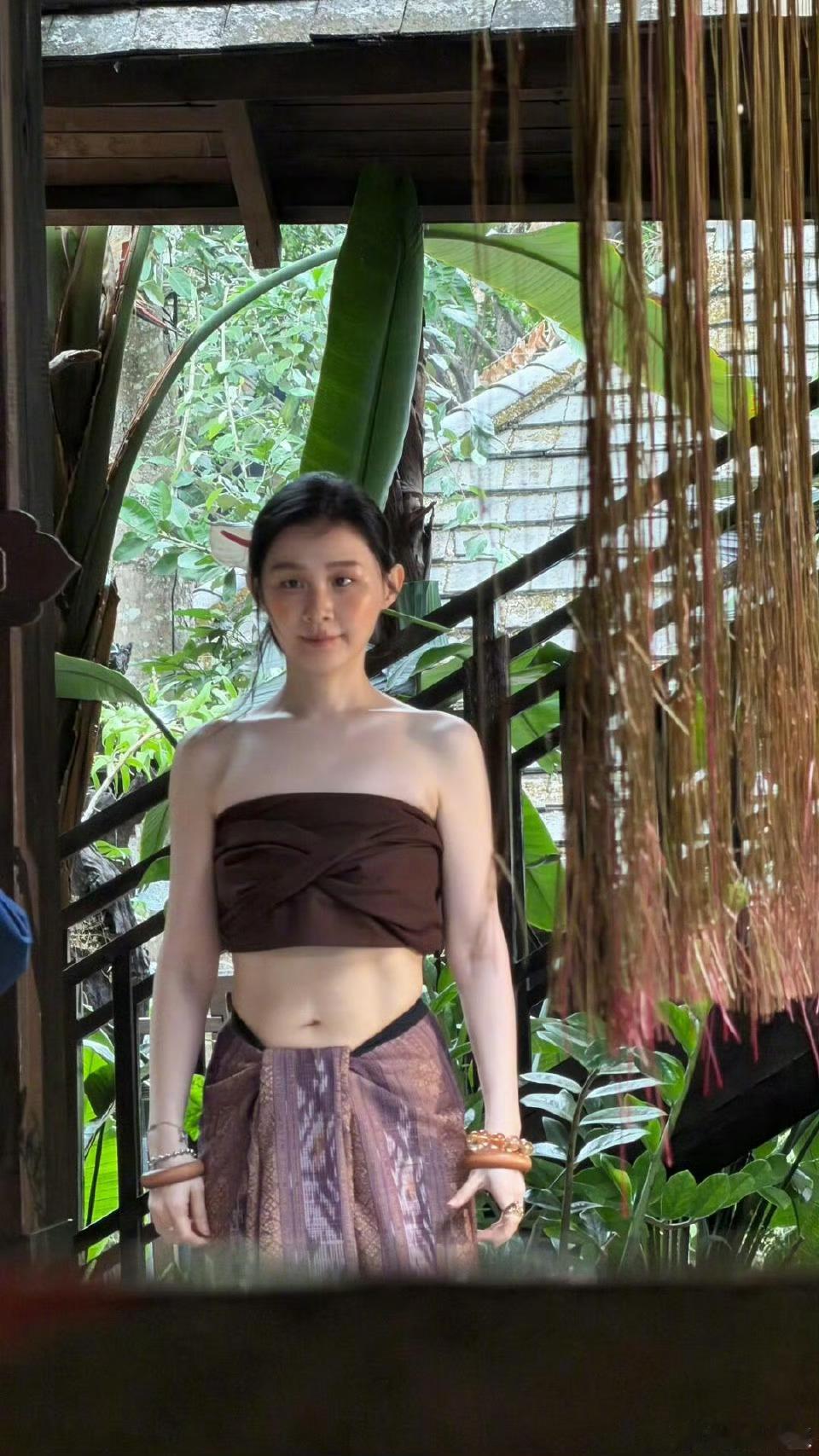 金靖瘦到认不出来以前总爱她的圆润喜感，如今被瘦身后的金靖惊艳到。没有过度骨感，只