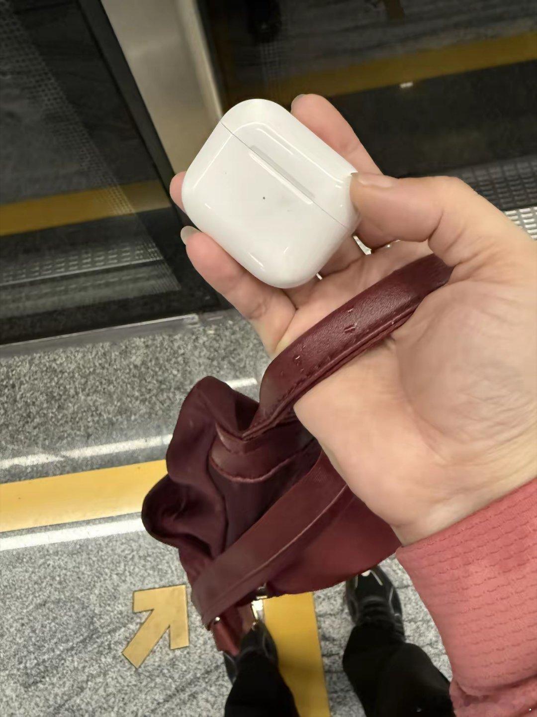 广州地铁的安检最恶心…没有之一 就一个小小的耳机…她竟然跟我说：“您好，您有两个