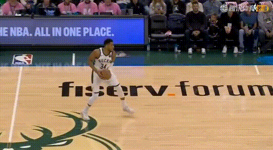 悬浮球or五步上篮？字母哥走步2+1惊呆美媒！
“扬尼斯步行超越了威斯康星州却没