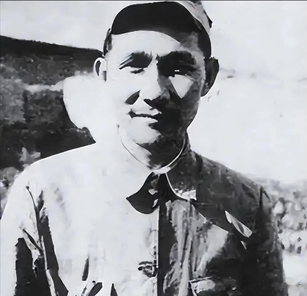 1979年的北京街头，一位衣着朴素、满脸沧桑的江西老农，一次次在军政机关附近徘徊