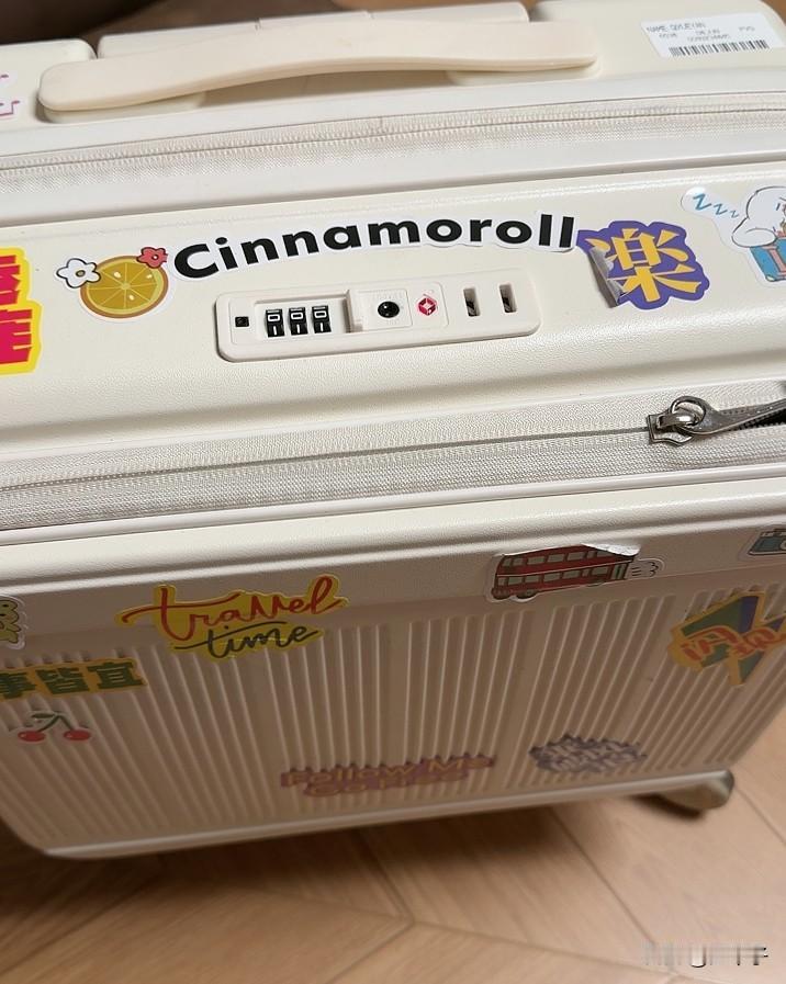 今天说个发生我爱人身上的事情，同样是机场随身物品被人顺手拿走，两件相似的经历，两