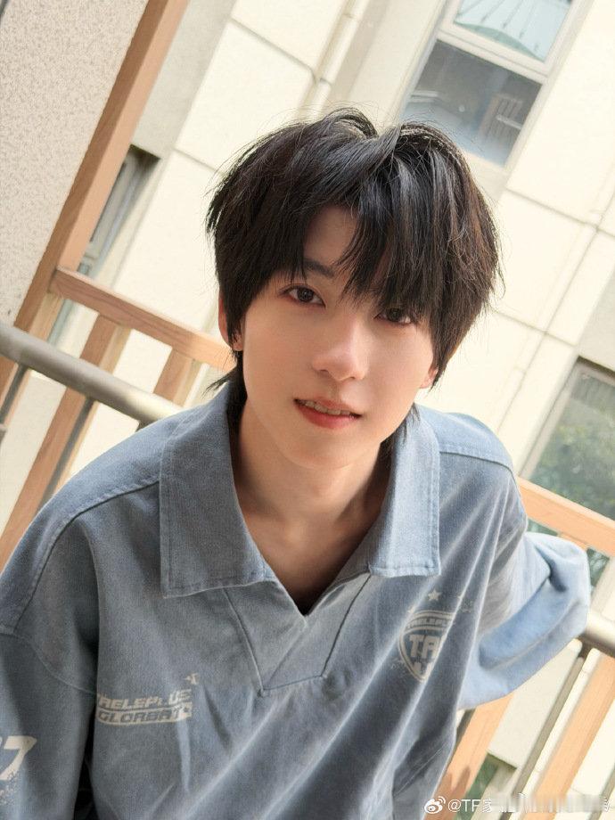 杨博文 学习机奔波赶路也不忘梳理各科知识，始终保持自律上进的状态，平衡唱跳练习和