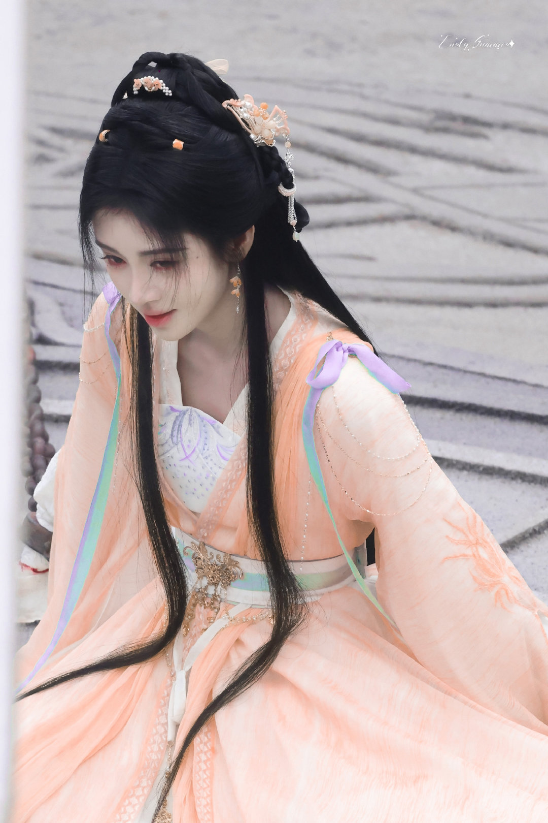 jjy鞠婧祎来战 jjy鞠婧祎阿黛 “玫瑰之所以是玫瑰，是风与光的眷顾，更是视线