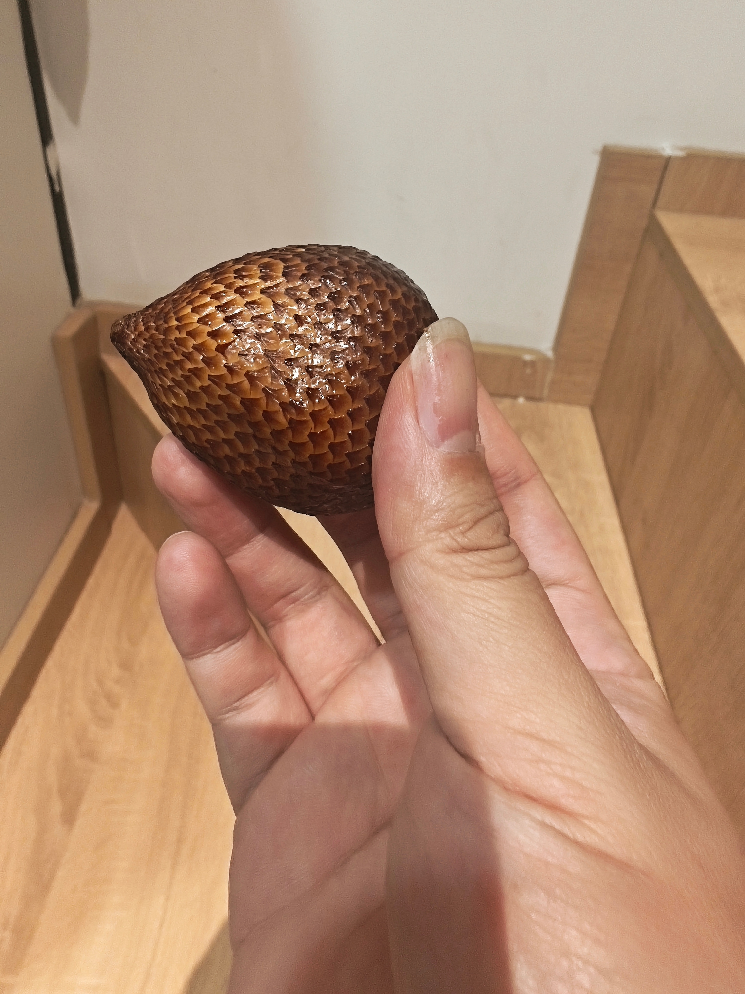 蛇皮果，网红蛇皮果吃起来根本不像水果，像一种蔬菜。如果不是带点甜味，我真觉得是在