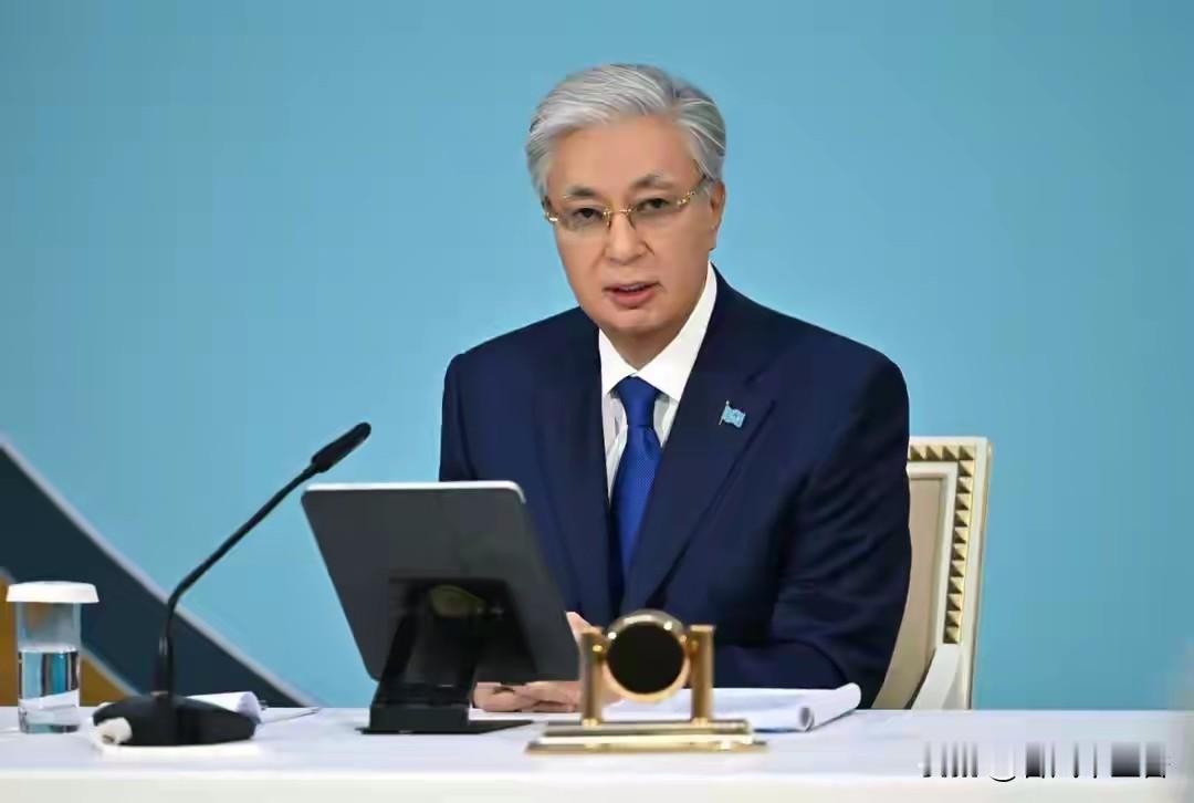 托卡耶夫大改宪法这事儿，可太有看头了。在2026年1月20日的国民大会上，他按下