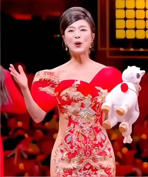 米雪   回忆杀

71岁的米雪登上马年春晚舞台，一袭红裙，状态依旧能打，网友直