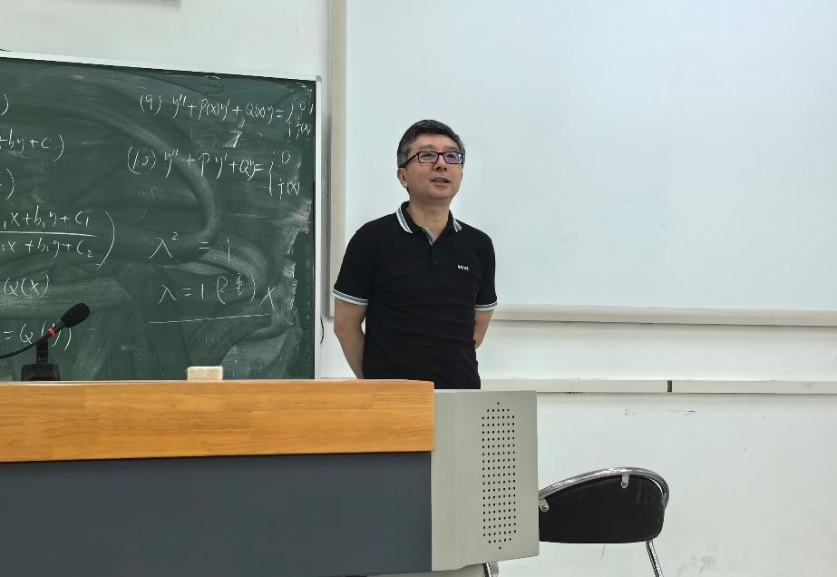 南大数学学院院长的辞职信火了，四个字“不想干了”，简单明了。官网显示，院长一职目