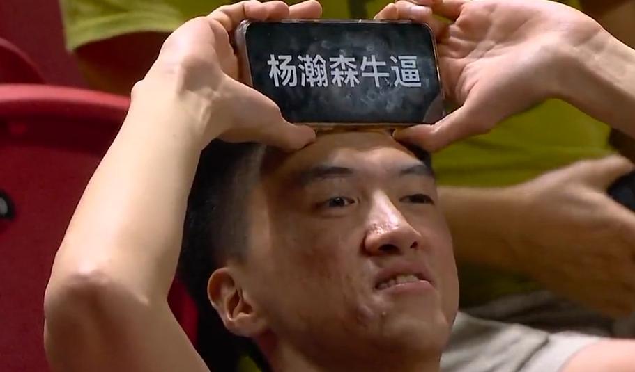 开拓者vs掘金现场球迷高举杨瀚森牛逼，夏季联赛还能顶着酷暑去现场支持，真球迷🤙