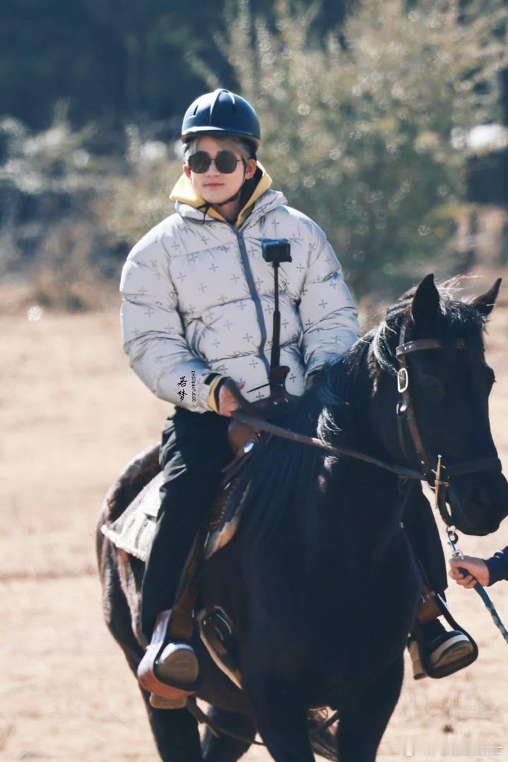 苏醒这张照片算工伤 镜头到底对我们苏醒做了什么？！为什么好好一个骑马侧拍能拍成这