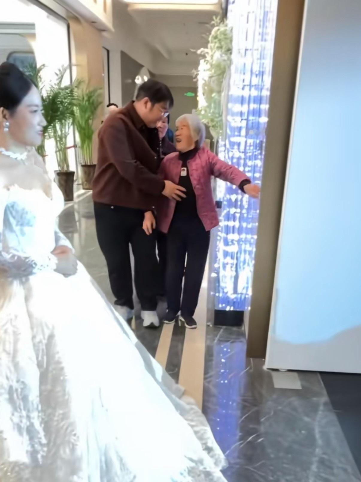 偷偷的在老太太耳边说：抢喜失败，回家等死吧