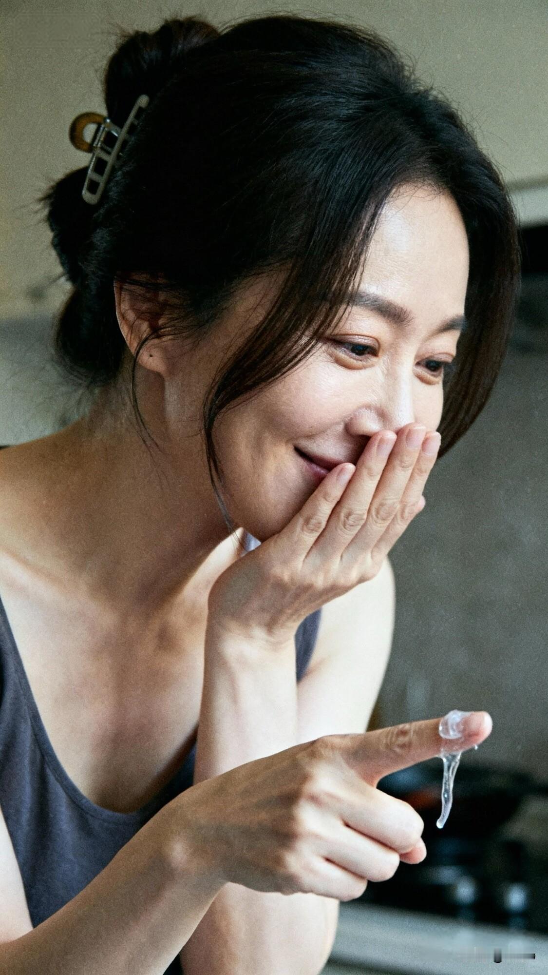 笑语盈盈暗香来，轻拈玉指点春光。