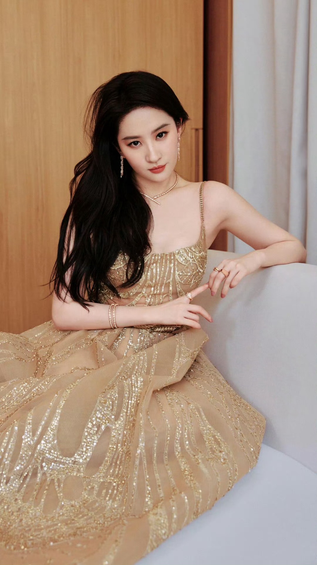 刘亦菲穿金闪闪礼服，确定不是把星河披在身上下凡溜达啦？ ​​​