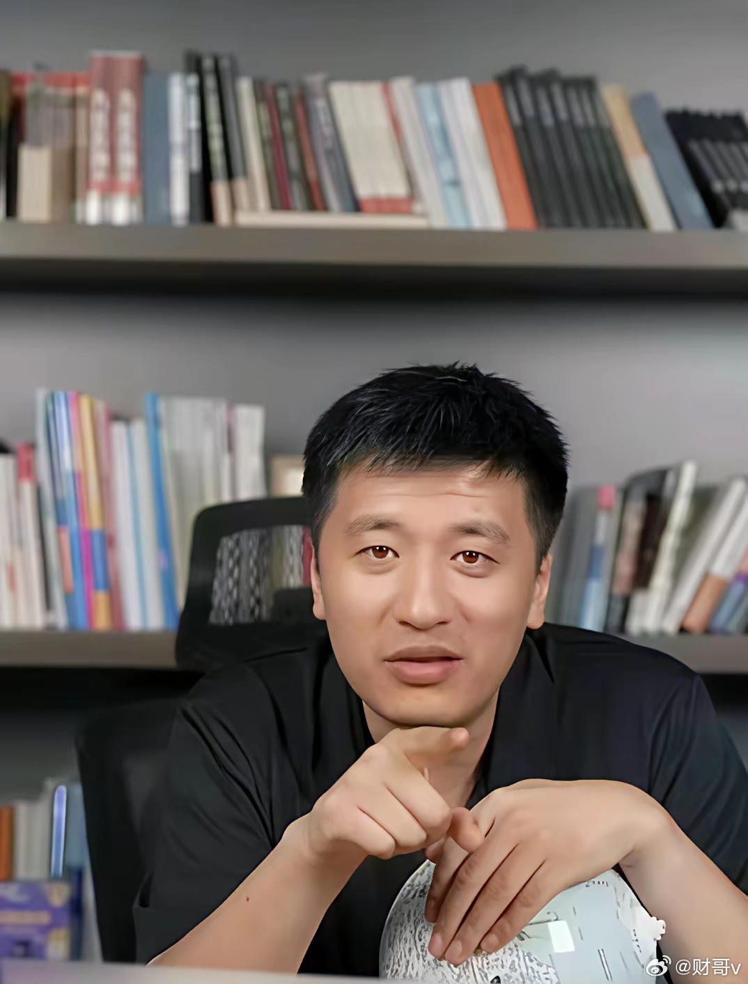 张雪峰的十大名言金句！句句都是经典：1、闭着眼睛挑一个专业，都比新闻好。2、文科