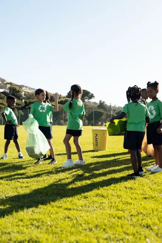 比如让孩子去参加社区的环保活动，他们会深刻意识到环境保护的重要性。在清理街道垃圾