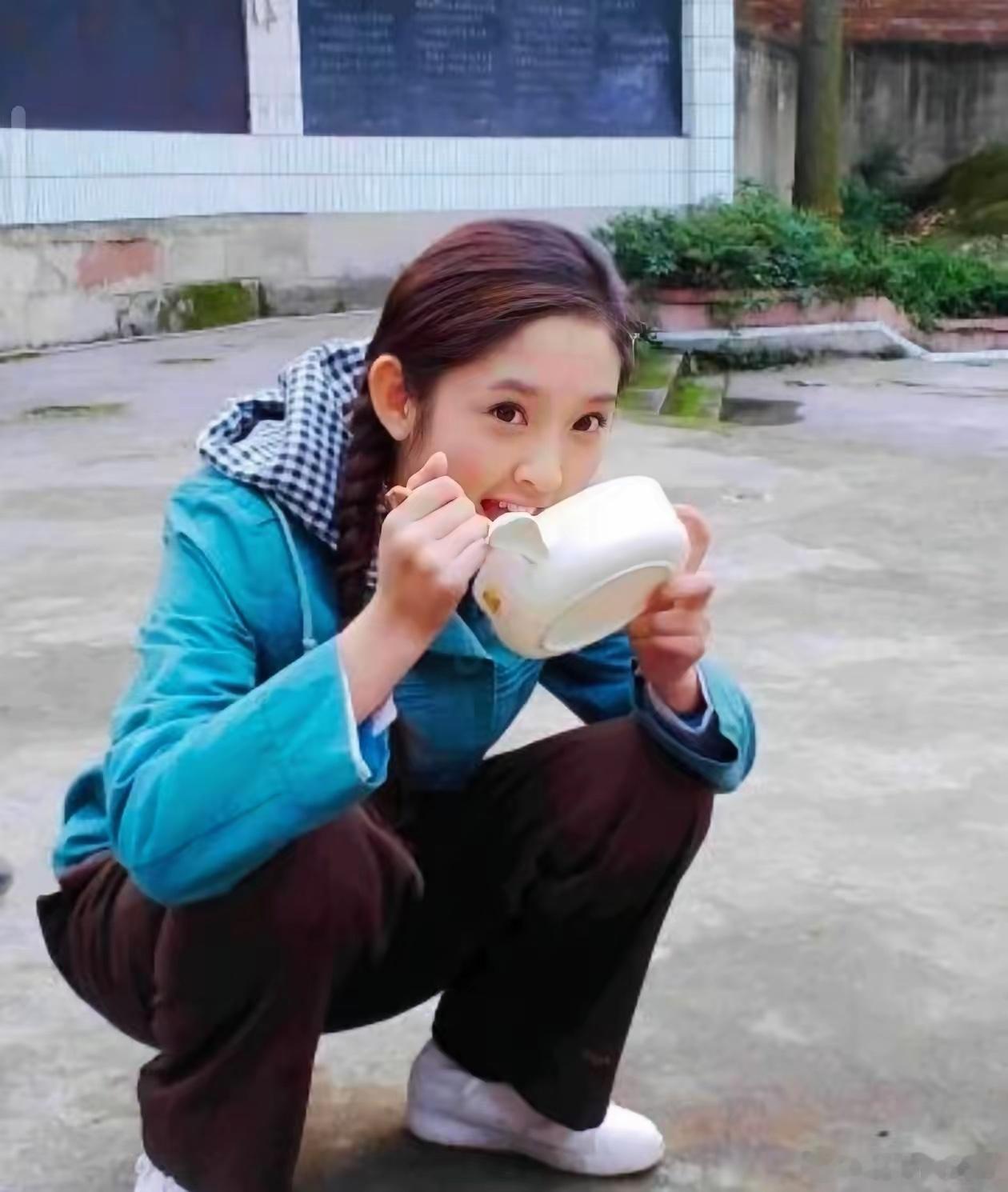 早期的唐艺昕，从小美到大，那个时候还很青春，元气满满，一脸胶原蛋白，小范大人的眼