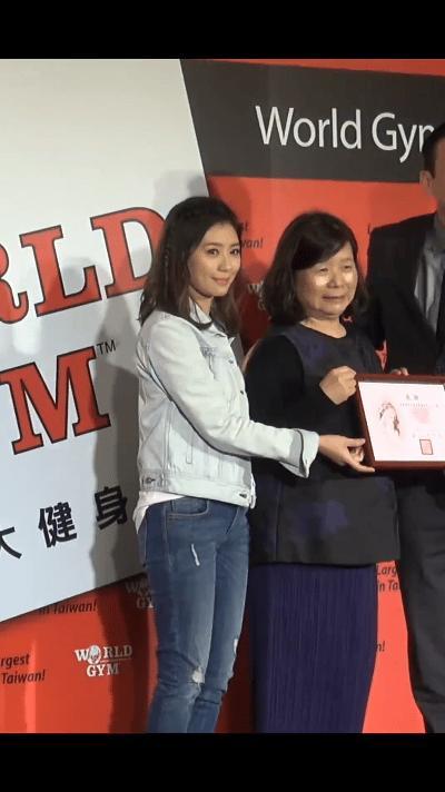 仔细看
贾静雯的黑眼圈好严重啊，旁边的大姐精神状态都要好于贾静雯，即使是一脸的疲