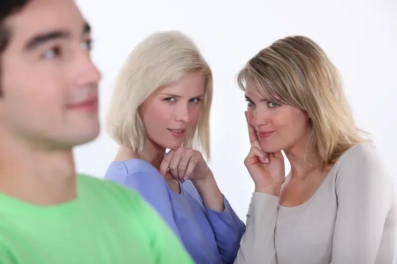 面对别人的嫉妒与恶意，保持距离即可。听不到阴阳怪气的话，不用感受那微妙的排挤行为