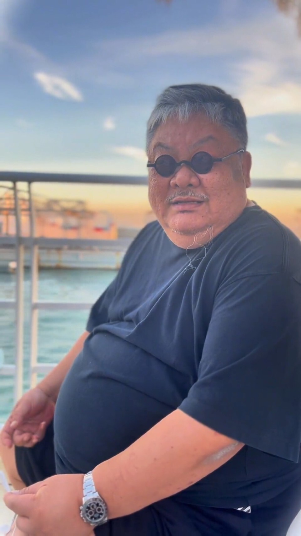 早年香港演员薪酬都不高，林雪也不是啥主角，除非做过投资类的！而且自己夸自己很有钱