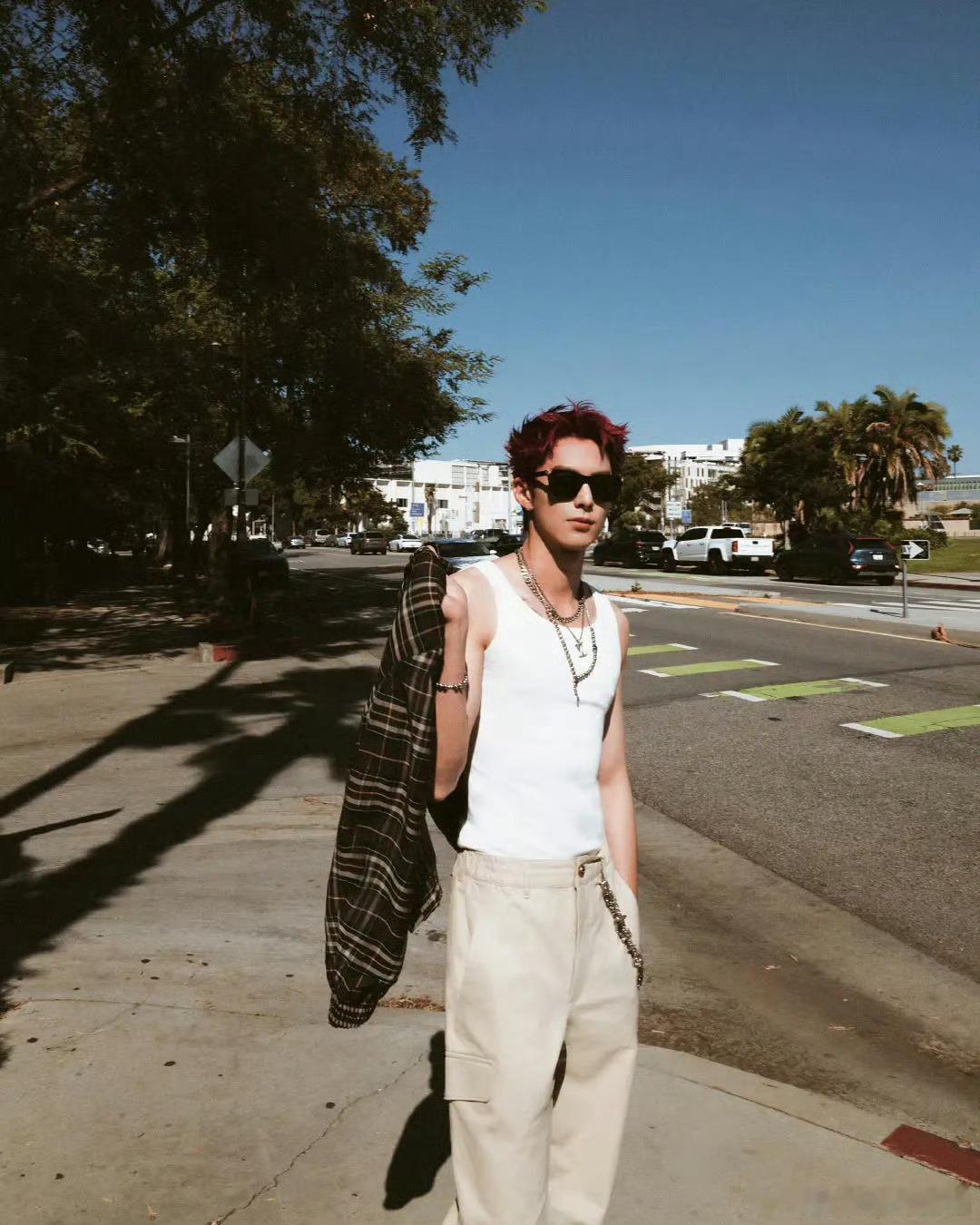 王鹤棣NBA宣传星河入梦 现场欢呼声那么大不是没道理的，王鹤棣这波出场造型加上星