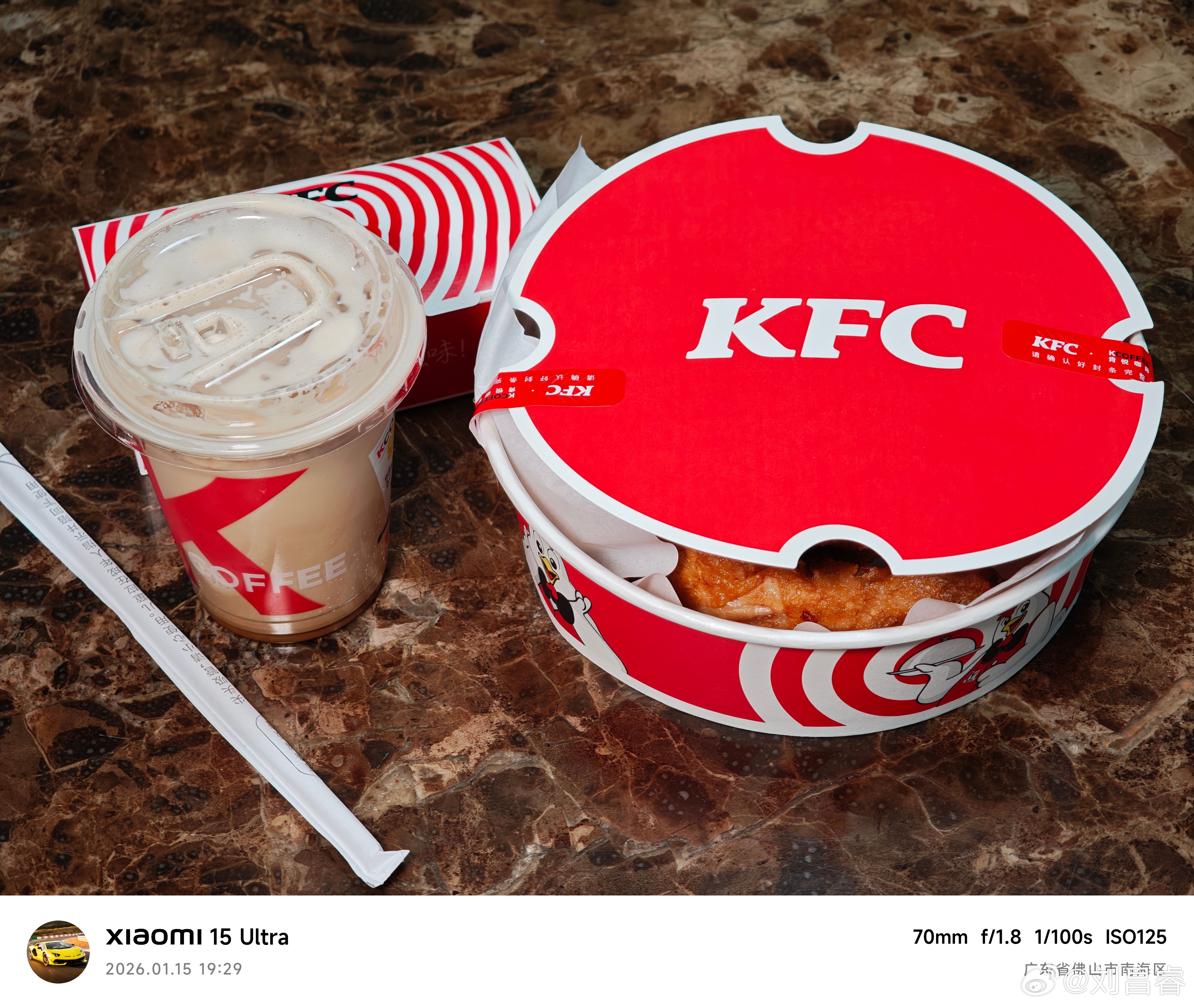 今晚晚餐点了 （刚刚是谁说今天吃健康点来着？…）薄脆全鸡还是挺好吃的！加了杯咖啡