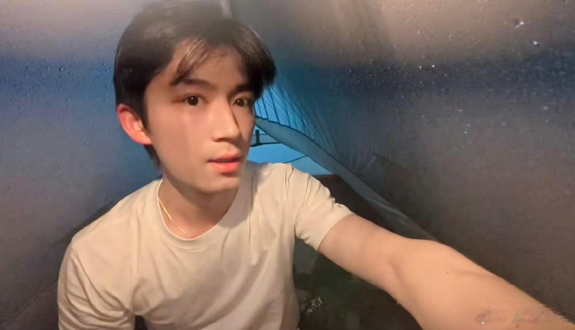 王星越倒霉熊不是停播了吗 王星越出门游玩倒霉小事一件接一件，装备遗漏遇上雨天双重