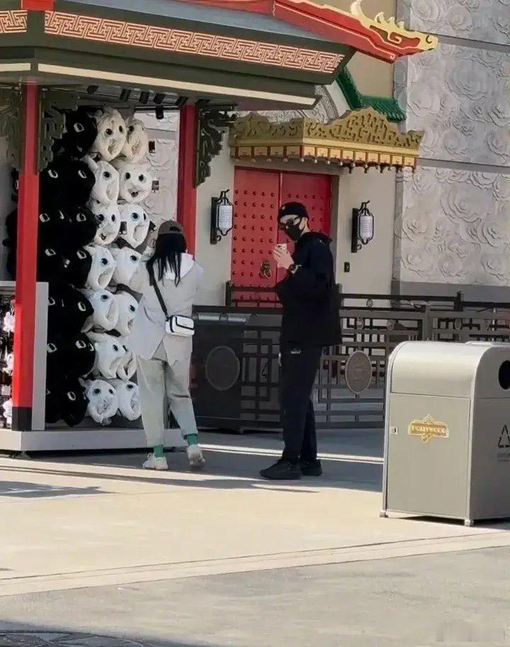 #疑似于小彤新恋情曝光#网友偶遇于小彤和女生同游环球影城，两人戴着鸭舌帽在排队玩