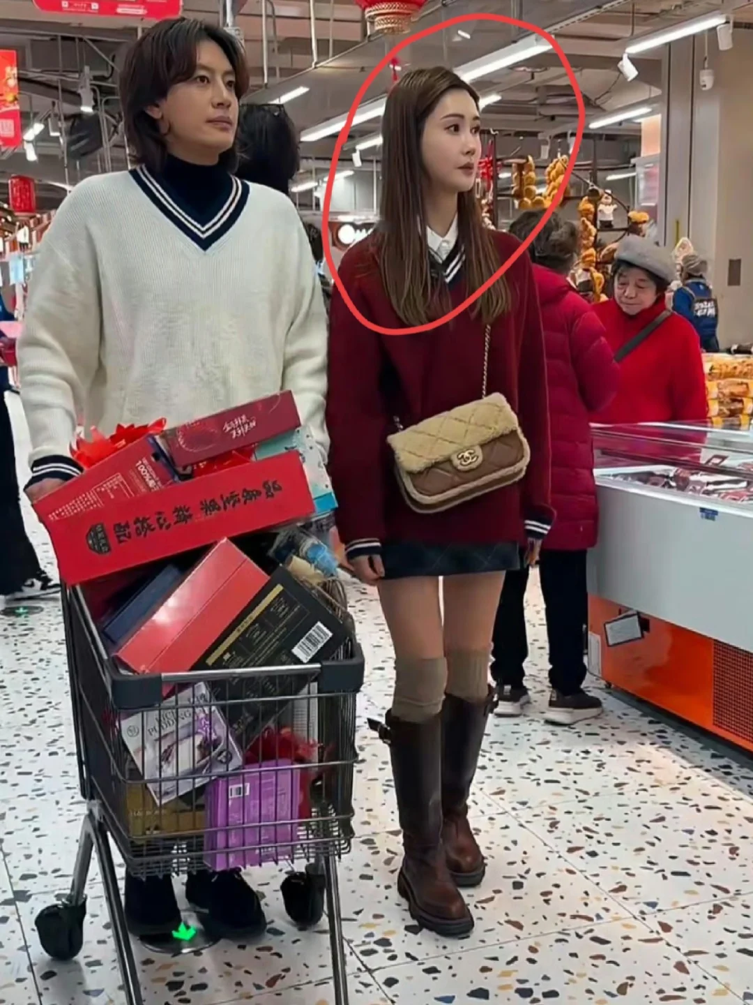 韩女星李多海与老公在上海购物买年货