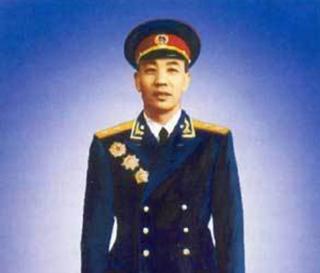 他在天安门城楼上被毛主席紧握双手，一句“王恩茂打不倒”的铿锵话语为他驱散了“文革