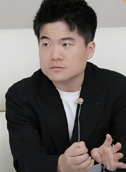 这一回董宇辉的岳母们可不淡定了，董宇辉要出女性卫生巾了，从卖其他厂商的产品慢慢变