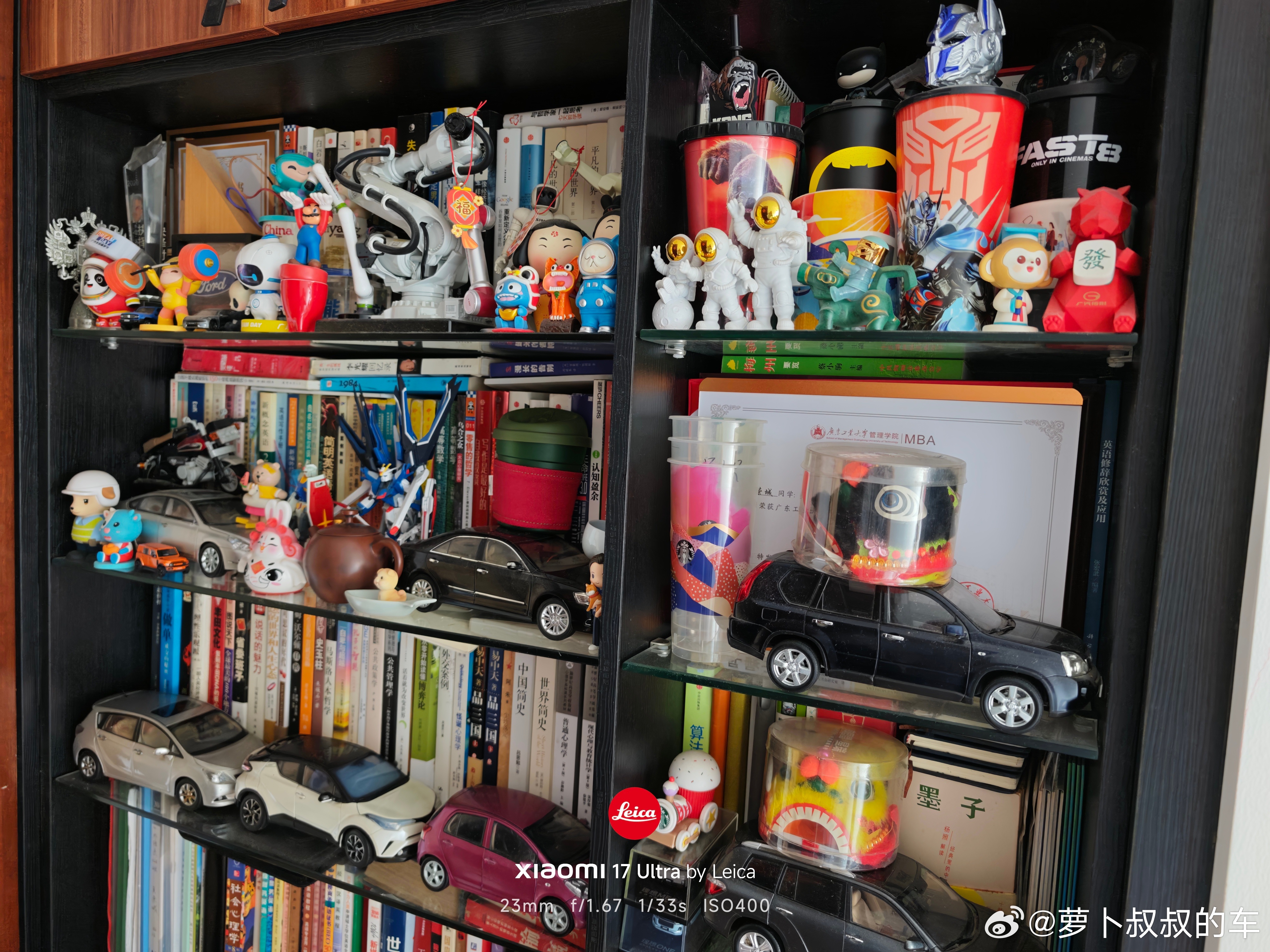 每次出门看到这一整墙的小玩意儿，就非常开心，现在已经装满了，其他小玩意儿都放抽屉