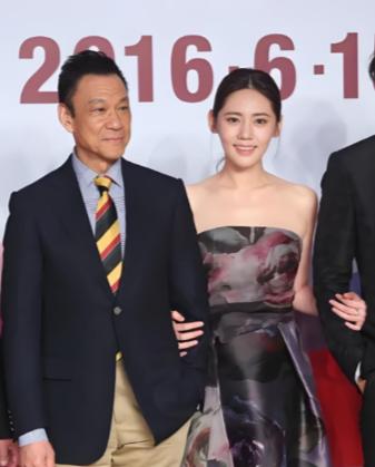 2011年，65岁的王学圻做出了一个震惊圈内外的决定，不顾结婚40年的发妻孙昌宁