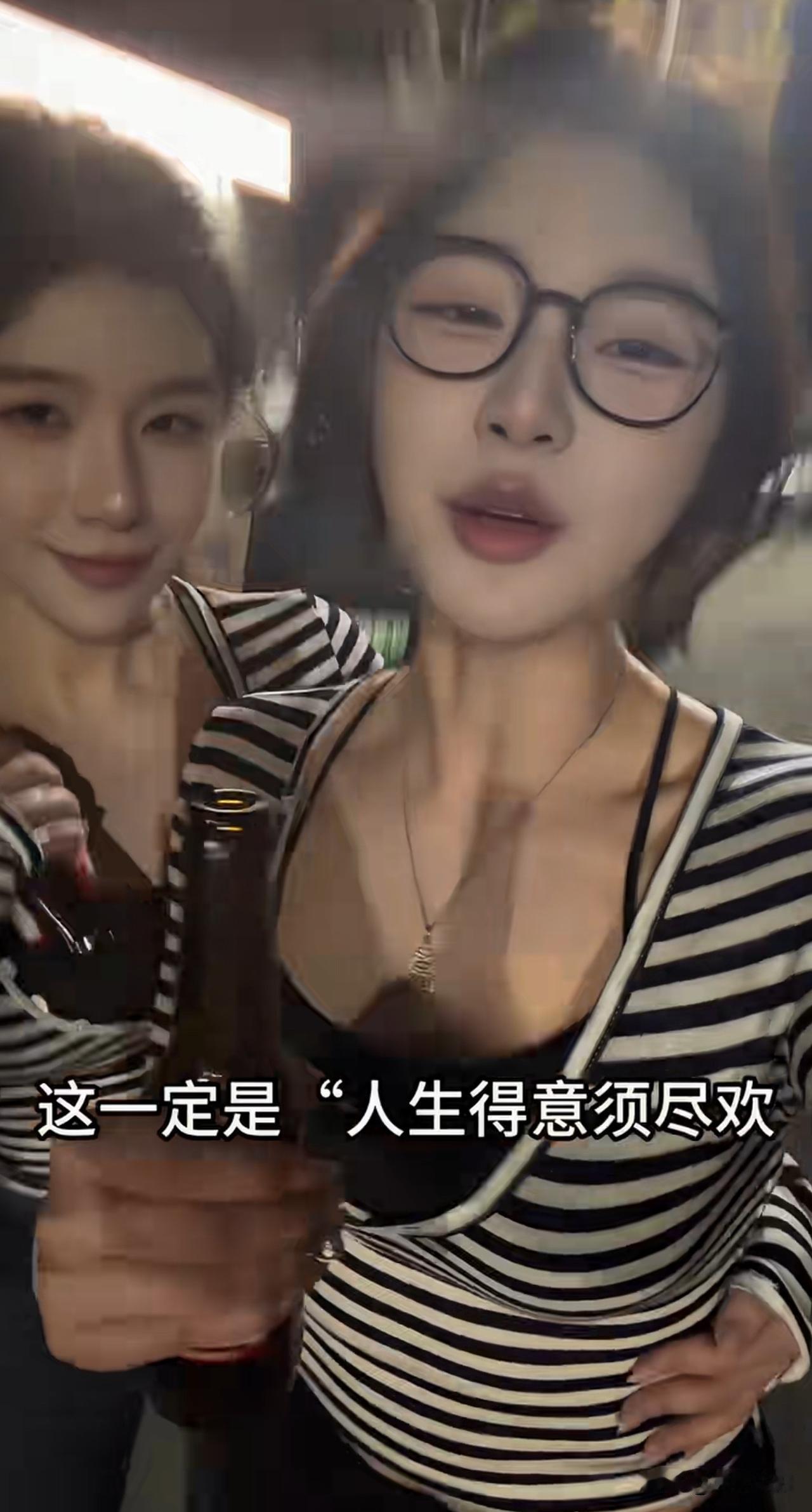 戏题网红姐妹
 打扮光鲜逛商圈，镜头前面笑连连。
吟诗调侃分两面，不是歌姬非烈贤