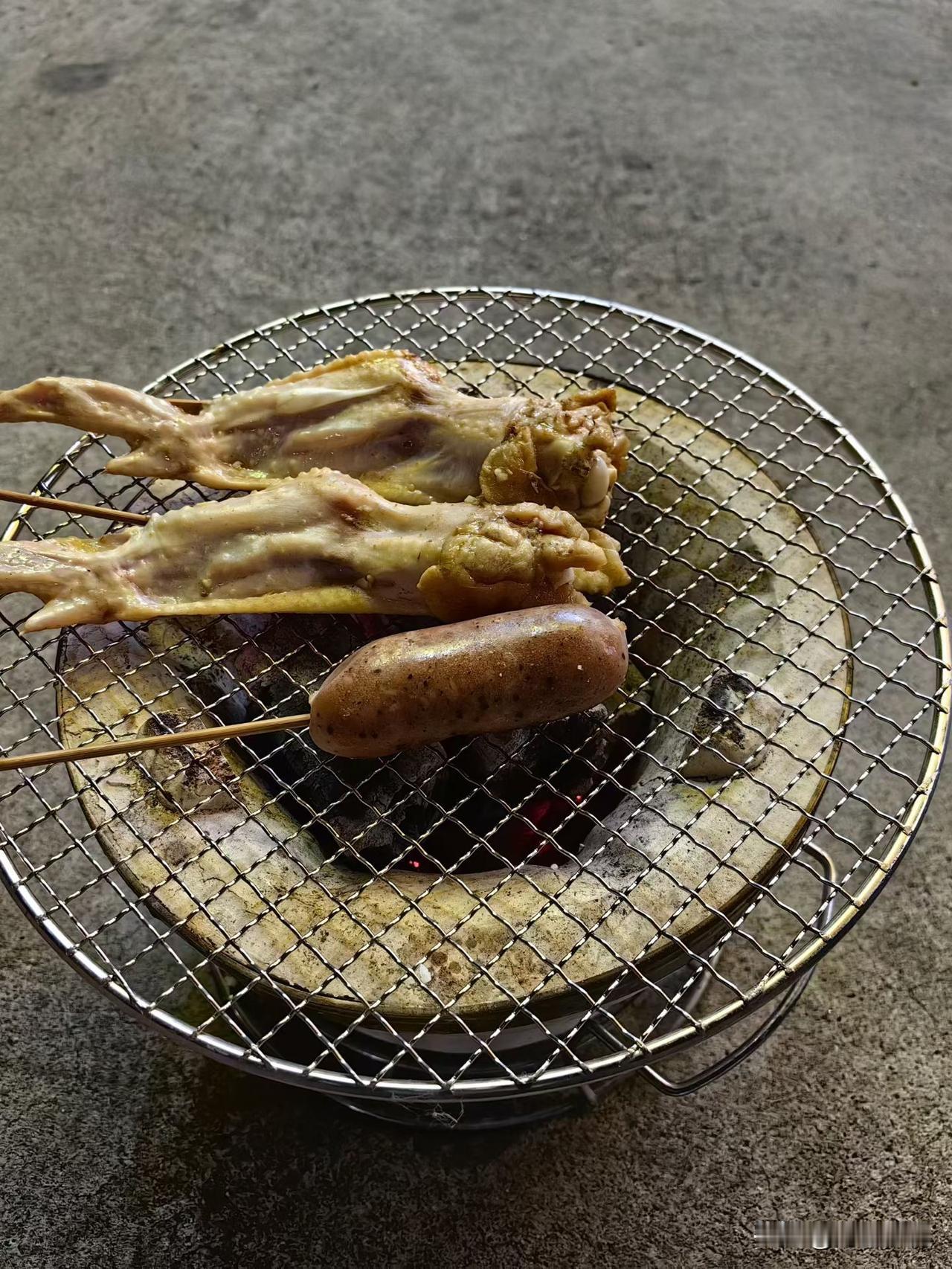 很久没有宵夜烧烤了，明明就是知道宵夜烤肉吃了对健康不利，可是还偏偏就是违背良心，