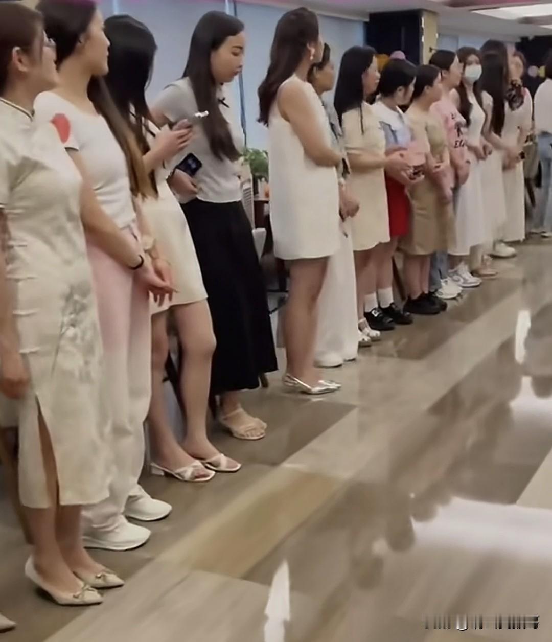 感觉现在的恋爱市场很奇怪，女生说想找个好人，结果找不到，男生也说想找个过日子的，