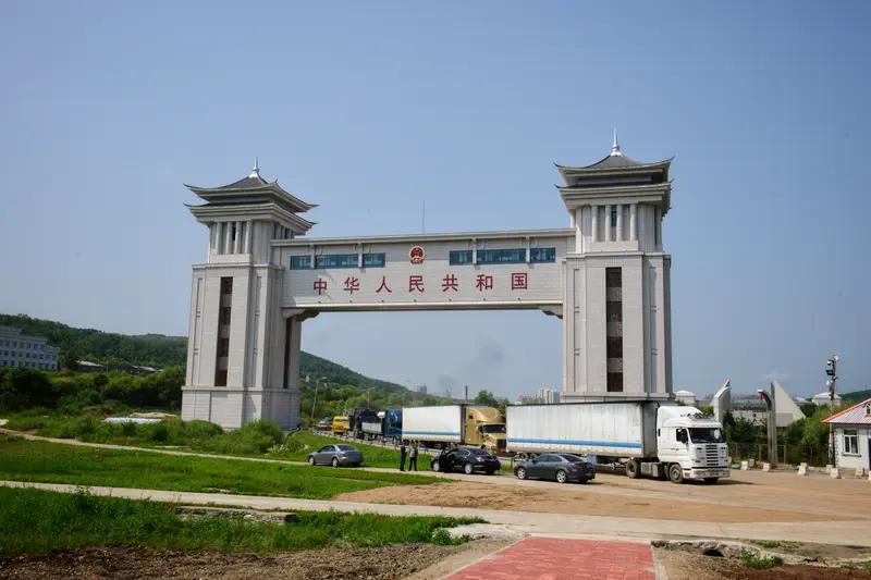 中俄合作：
建议：中国投资十万亿，移民一千万开发远东