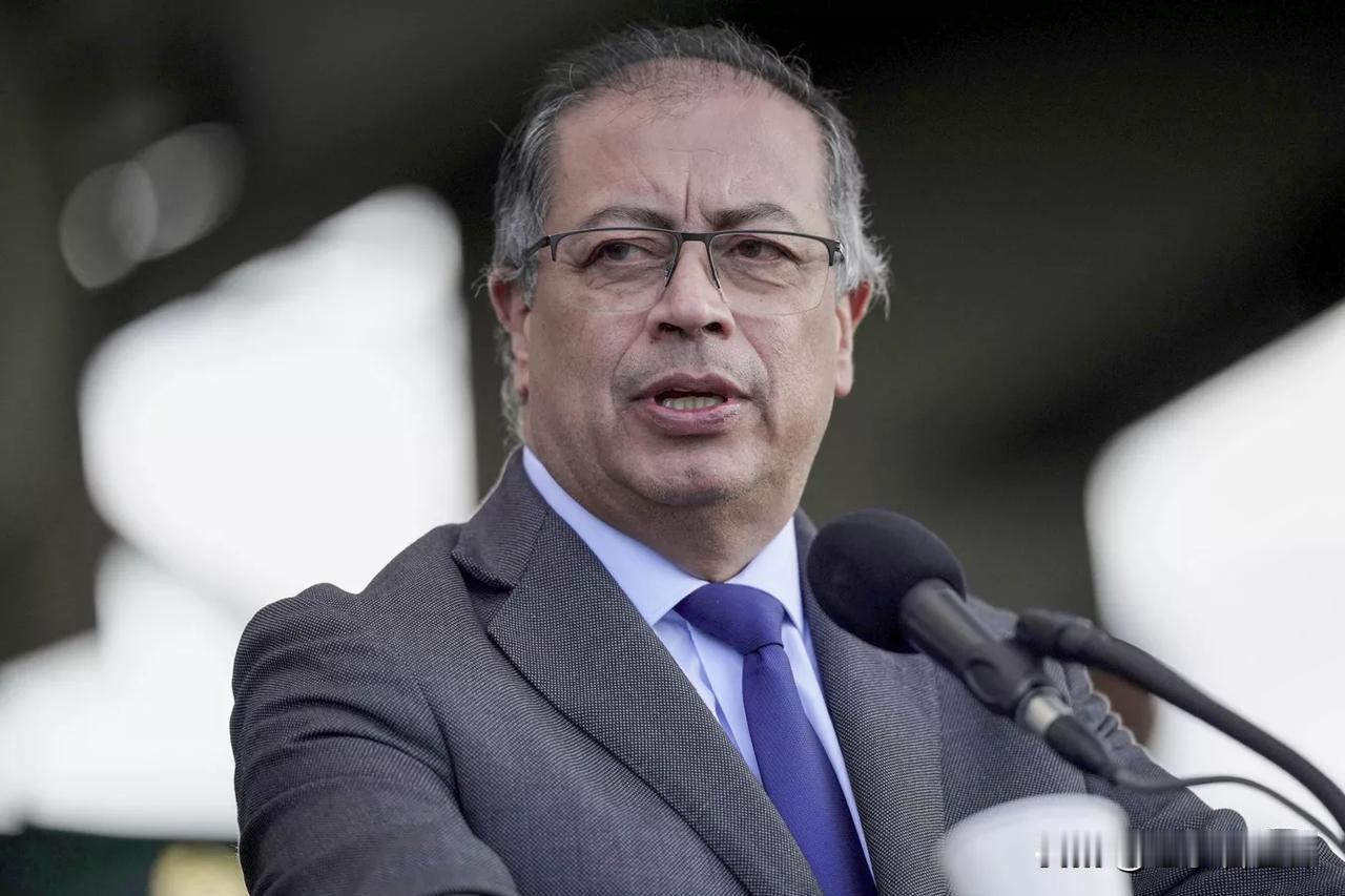 【哥伦比亚总统：特朗普宣布关闭委内瑞拉领空是非法的】
波哥大时间2025年11月