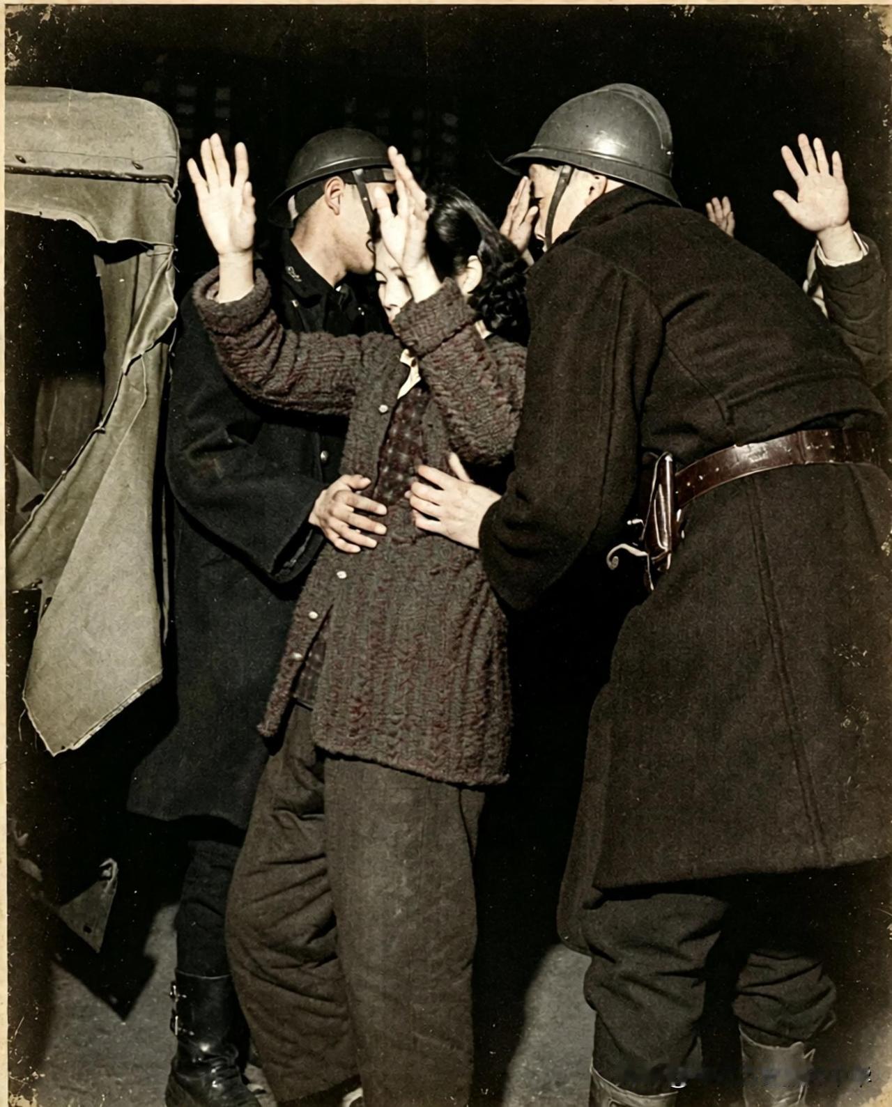 1948年2月申九惨案，军警搜查罢工的上海纺织女工
两名头戴日式钢盔、身穿厚长大