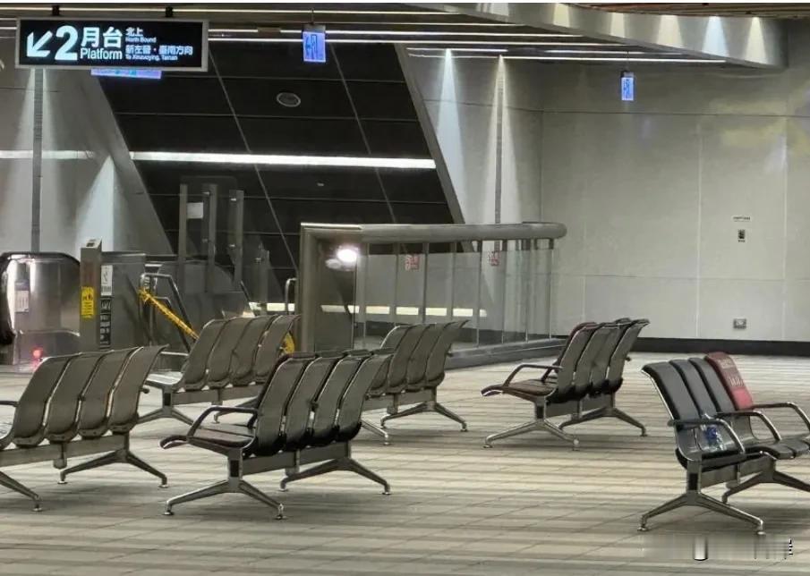 台铁突然发生死亡事故！台铁高雄科工馆站传出一名旅客跌落月台，遭行驶而来的火车撞上