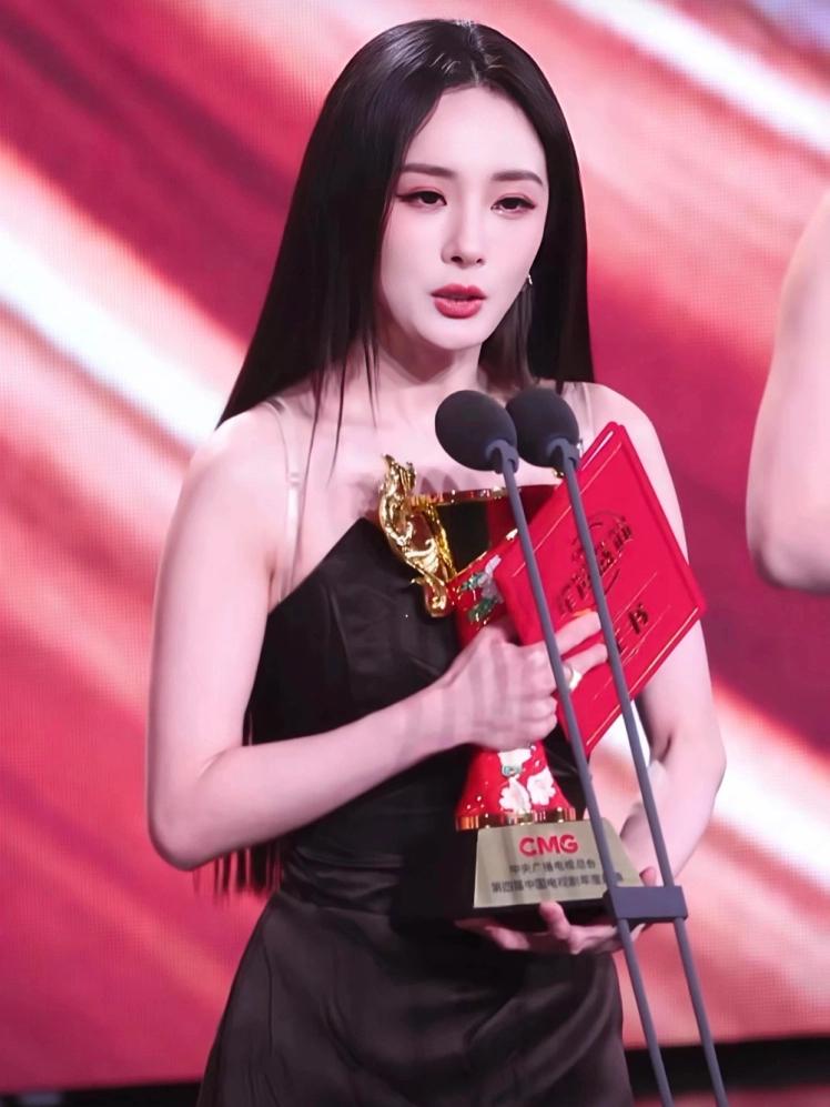 杨幂斩获总台视后
1月29日杨幂凭《生万物》拿下总台视后，主流终于认可其实力。