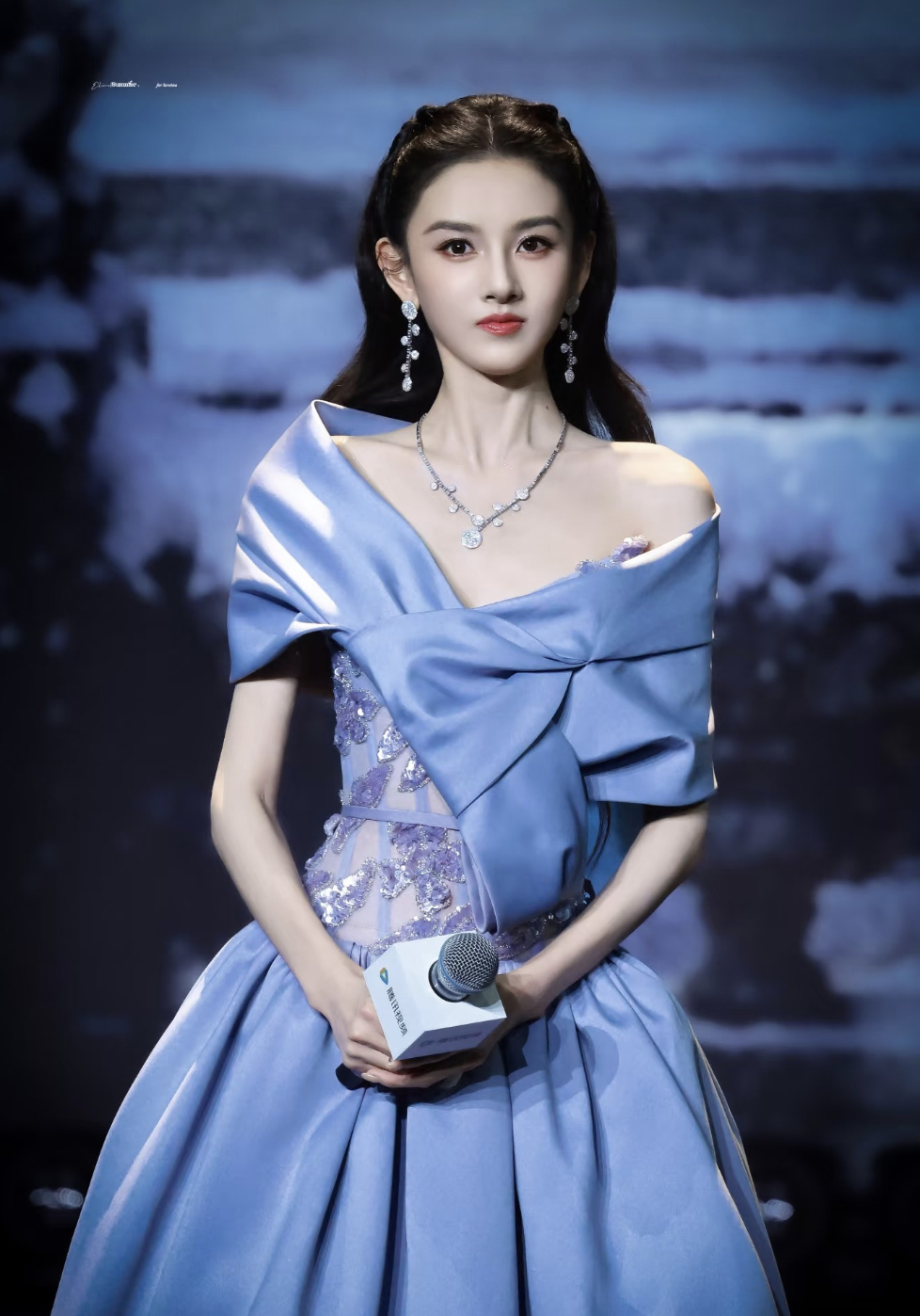 宋祖儿直接用真名自我介绍现在才知宋祖儿真名叫孙凡清，还挺好听的，之前就很爱看她演