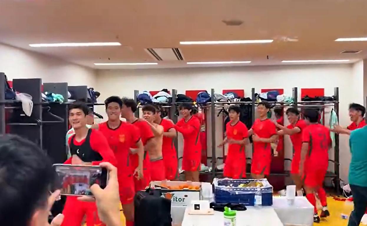 国足夺亚运铜牌，全队在更衣室跳舞，主教练跳得最热烈！
亚运会男足季军争夺战落下帷