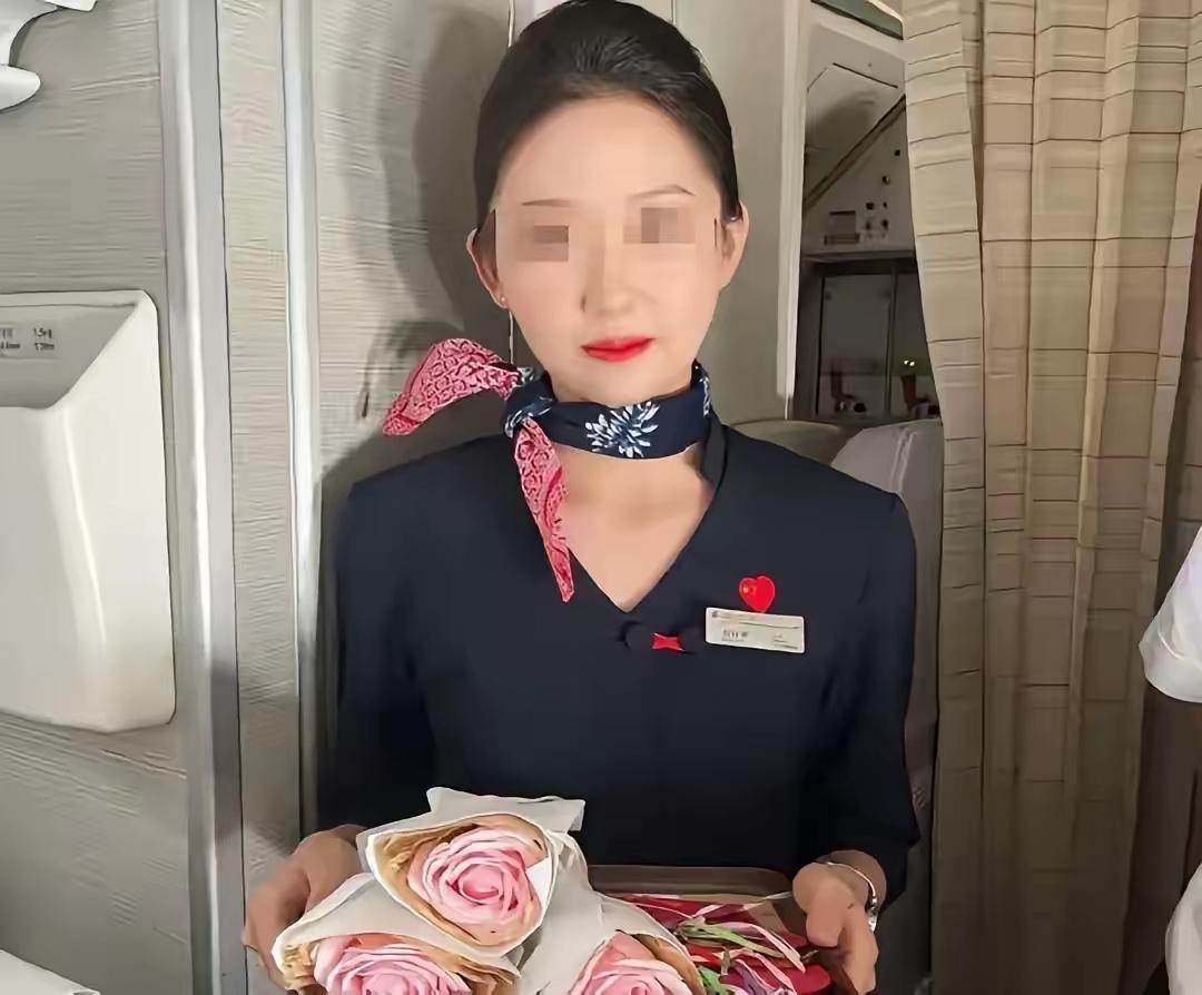 不出意外的话，东航这名受委屈的空姐，接下来大概率会收获三样东西。
 
第一，来自