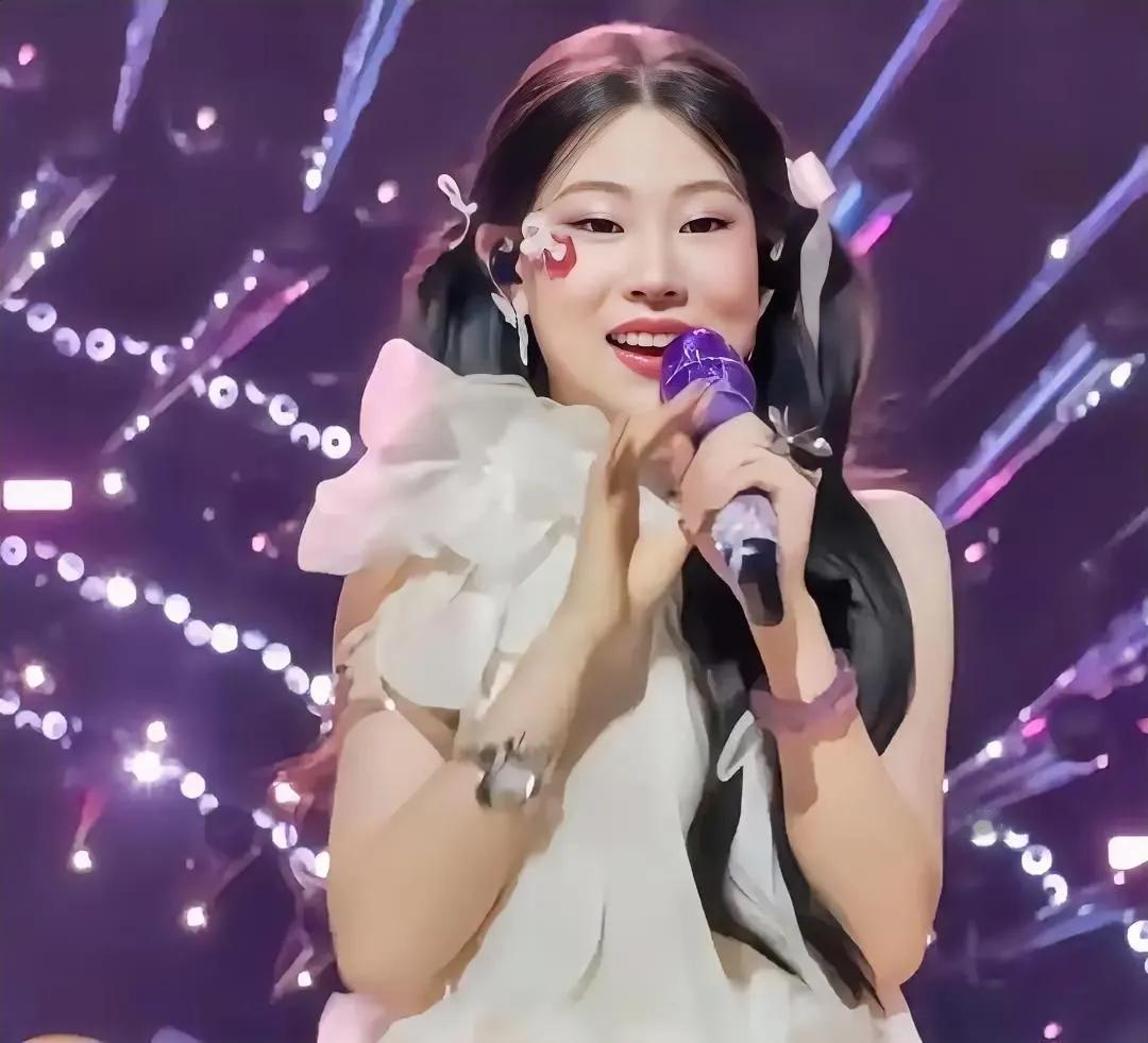 沈佳润虽然没上过大学，但是被父母教育的很好，一次采访中，她说化一次妆要两万块，所