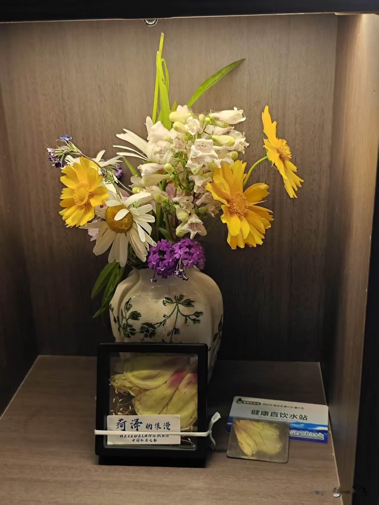 有一束出自7岁孩子的插花，是送给妈妈的母亲节礼物。好奇心驱使，发给了豆包，让豆包