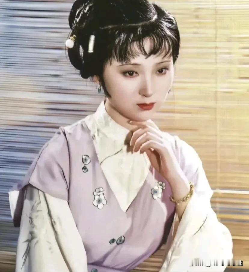 说实话，林黛玉对贾宝玉表现出的“小性子”就是很正常的初恋时对喜欢男生的占有欲。
