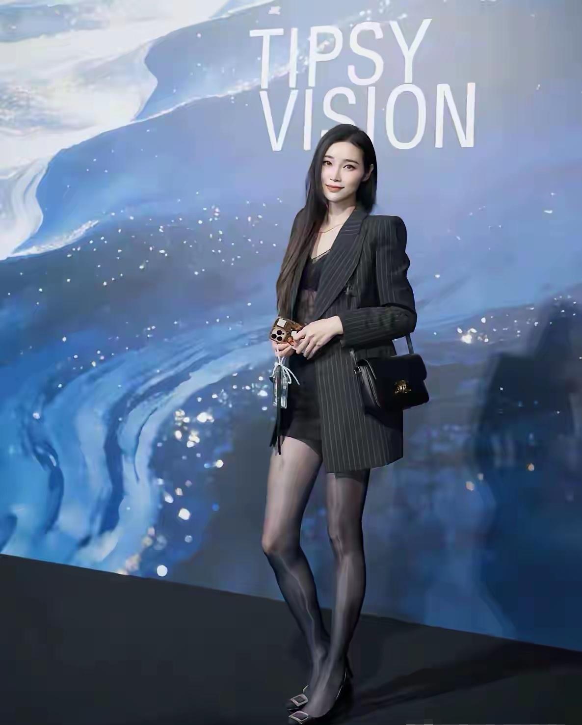 谁认识后面背景板上的英文？