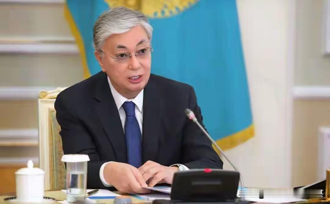 哈萨克斯坦总统托卡耶夫在国内通过了新宪法，现在的总统任期是2022年规定的7年，