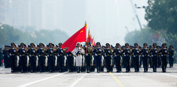【#阅兵复制粘贴照来了#】千钧步履震寰宇，万丈豪情贯长虹！伴随着雄壮的乐音，徒步