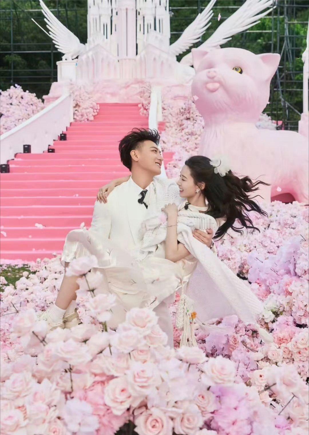 黄子韬分享陪徐艺洋试婚纱看到两个人感情这么甜蜜！！真的是羡慕了！ ​​​